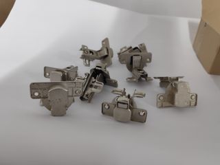 Cerniere per mobili in metallo