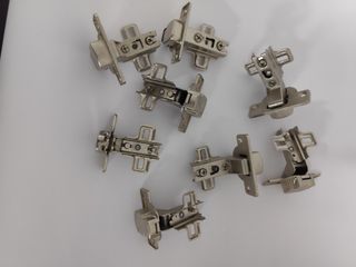 Cerniere per mobili in metallo