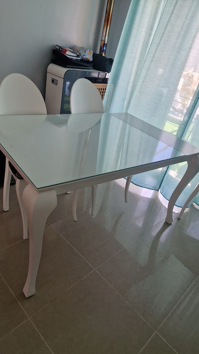 Mesa y 4 Sillas Comedor