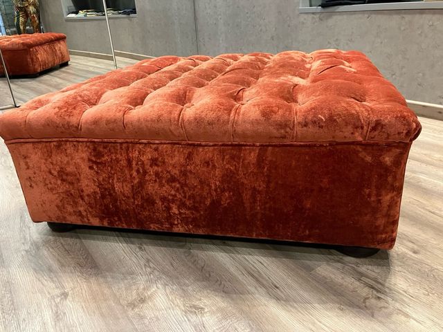 Puff de terciopelo naranja