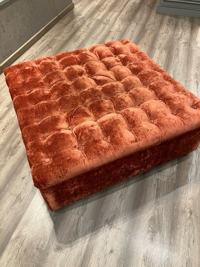 Puff de terciopelo naranja