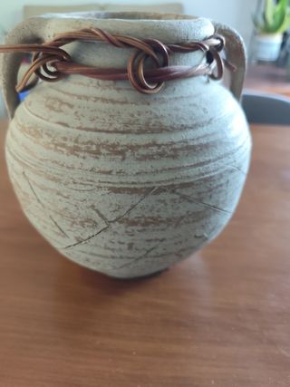 Jarrón de cerámica con detalles metálicos