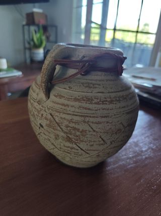 Jarrón de cerámica con detalles metálicos