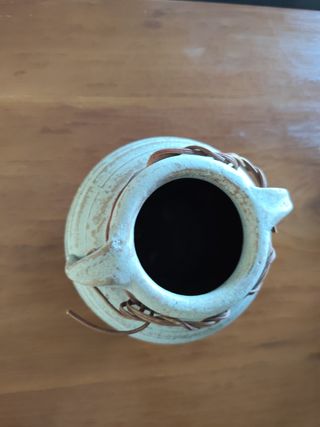 Jarrón de cerámica con detalles metálicos