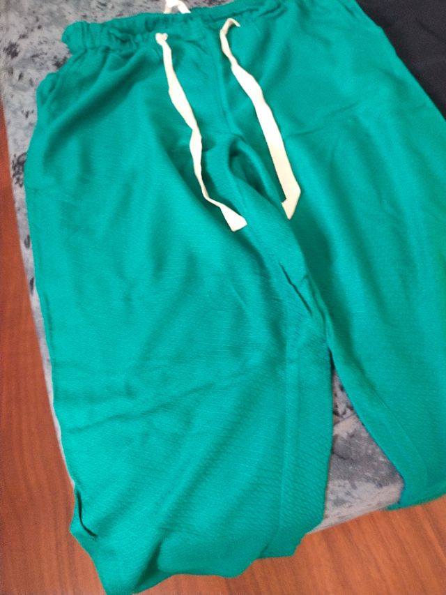 2 Pantalones chica Talla M negro y S verde