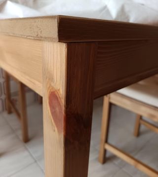 Mesa de cocina de madera más 4 sillas en perfecto