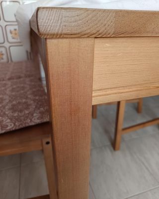 Mesa de cocina de madera más 4 sillas en perfecto