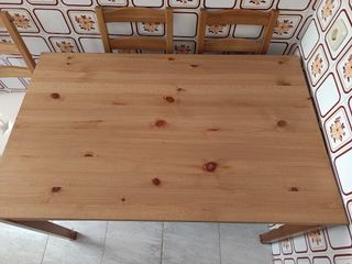 Mesa de cocina de madera más 4 sillas en perfecto