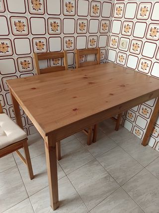 Mesa de cocina de madera más 4 sillas en perfecto