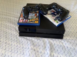 PS4 (PlayStation 4) Negra + FIFA 23 y GTA V
500gb
