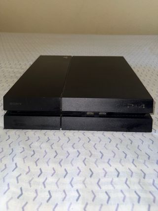 PS4 (PlayStation 4) Negra + FIFA 23 y GTA V
500gb
