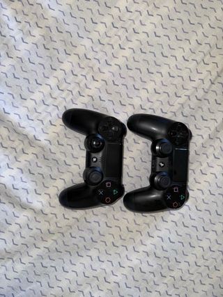 PS4 (PlayStation 4) Negra + FIFA 23 y GTA V
500gb
