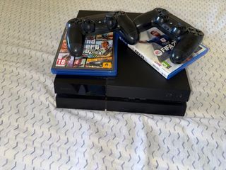 PS4 (PlayStation 4) Negra + FIFA 23 y GTA V
500gb

