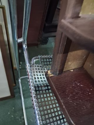 Pequeña vitrina antigua de madera y cristal