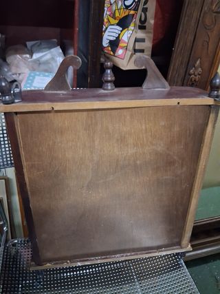 Pequeña vitrina antigua de madera y cristal
