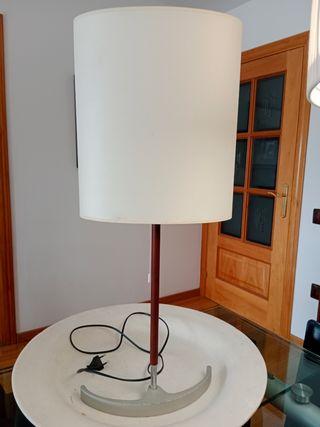 Lámpara de mesa de cuero y metal