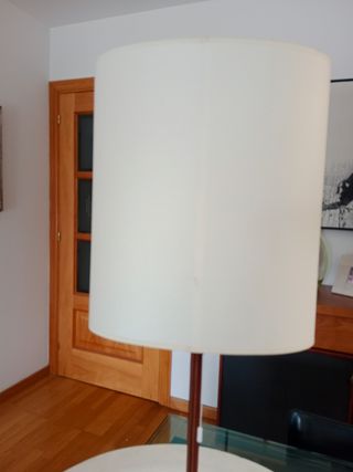 Lámpara de mesa de cuero y metal