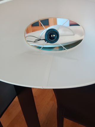 Lámpara de mesa de cuero y metal
