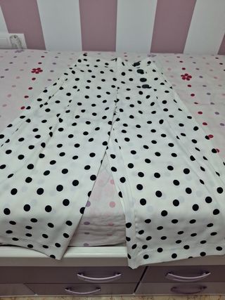  2 pantalones, blancos con lunares y negros 