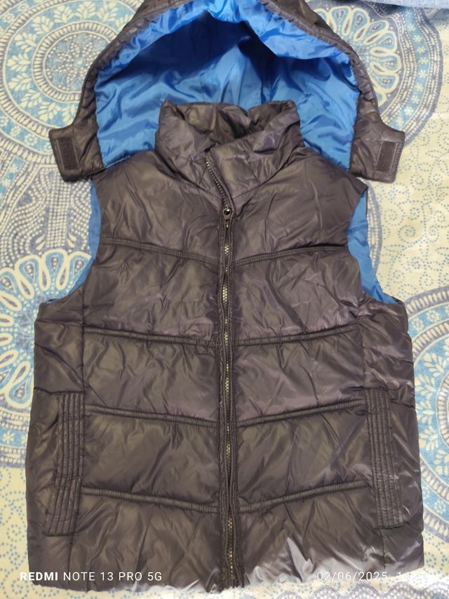 Chaleco niño azul con capucha. Zara.