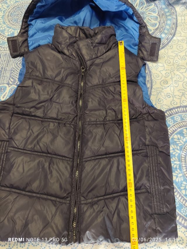 Chaleco niño azul con capucha. Zara.