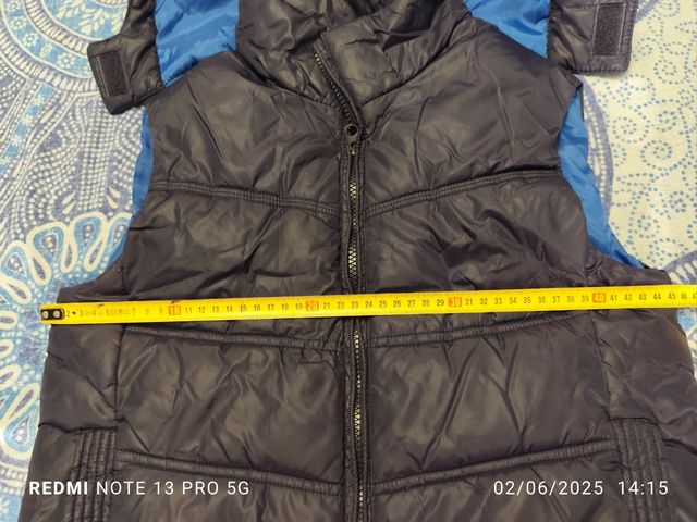 Chaleco niño azul con capucha. Zara.