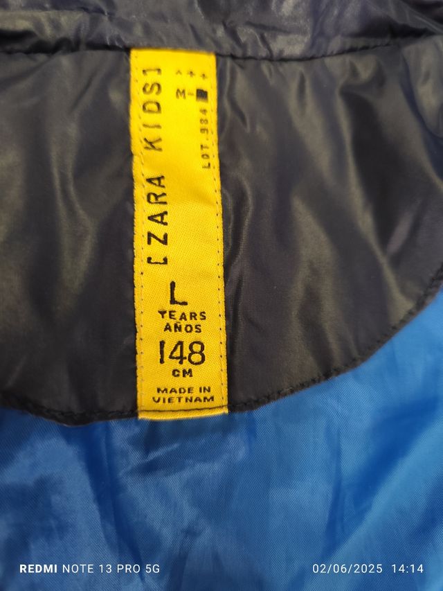 Chaleco niño azul con capucha. Zara.