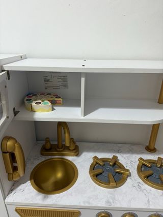 Cocinita de juguete blanca y dorada