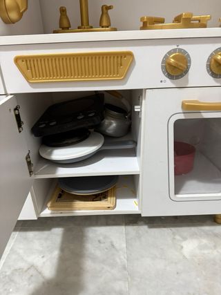 Cocinita de juguete blanca y dorada