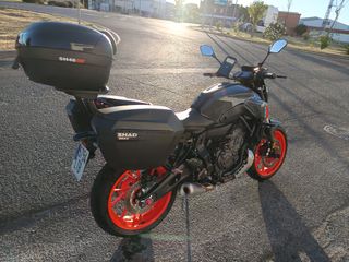 Moto Yamaha MT-07 Gris con Maletas