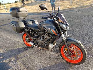 Moto Yamaha MT-07 Gris con Maletas