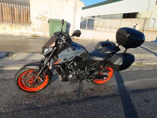 Moto Yamaha MT-07 Gris con Maletas