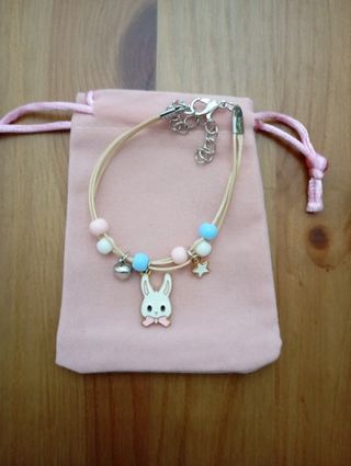 Pulsera infantil con colgantes