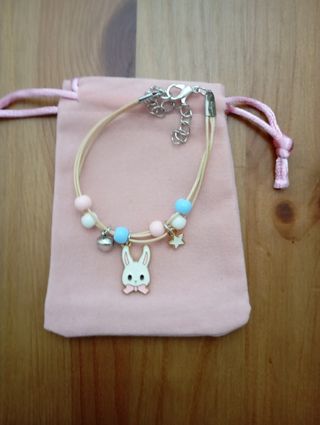 Pulsera infantil con colgantes