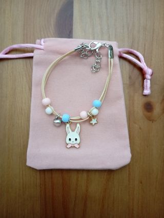 Pulsera infantil con colgantes