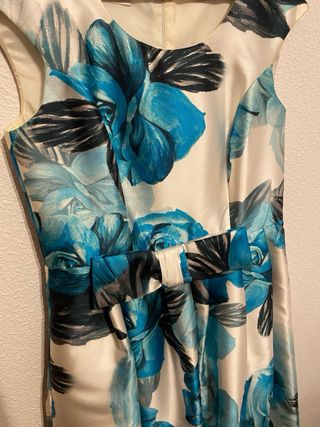Vestido de fiesta floral azul y blanco