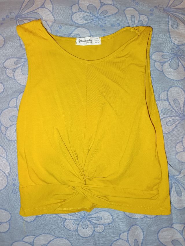 Top crop amarillo con nudo
