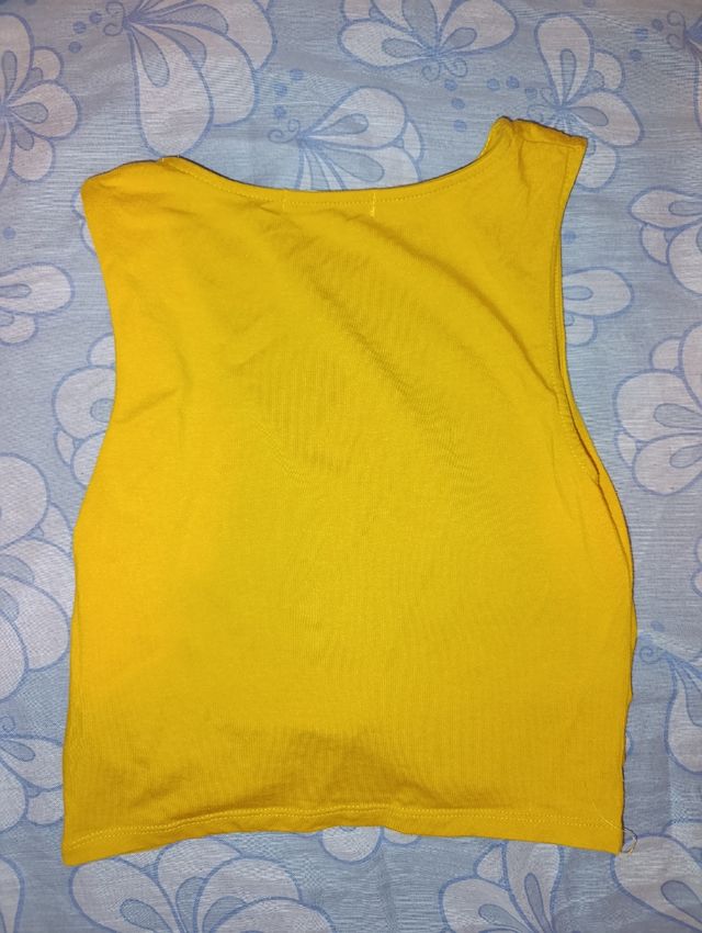 Top crop amarillo con nudo