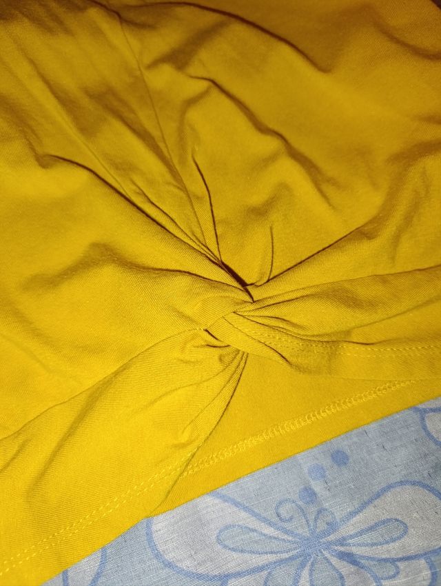 Top crop amarillo con nudo