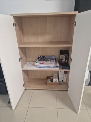 Mueble bajo blanco y madera