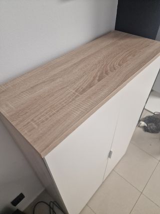 Mueble bajo blanco y madera