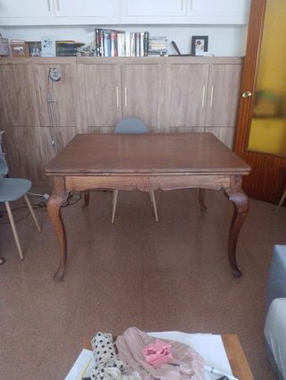 Mesa de comedor de madera