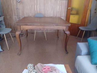 Mesa de comedor de madera