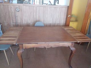 Mesa de comedor de madera