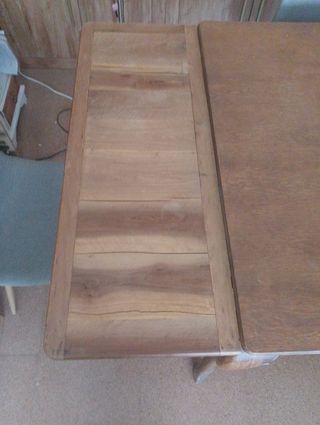 Mesa de comedor de madera