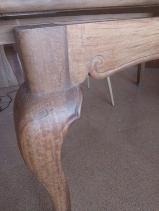 Mesa de comedor de madera