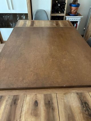 Mesa de comedor de madera
