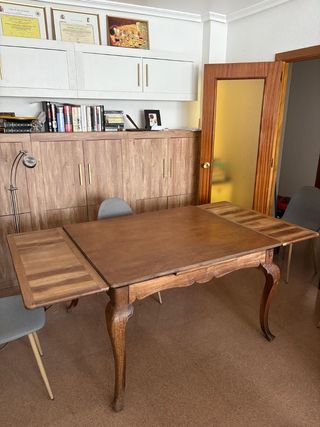 Mesa de comedor de madera