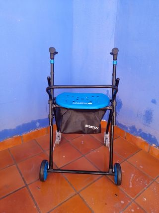Andador, con silla y bolsa para llevar cosas