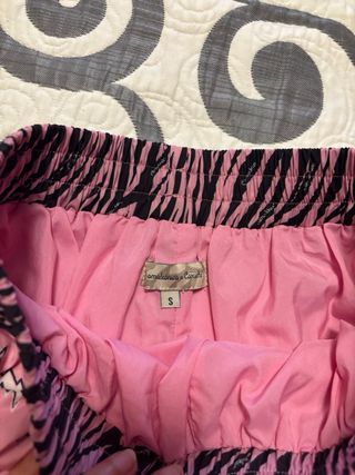 Falda rosa con estampado de rayos